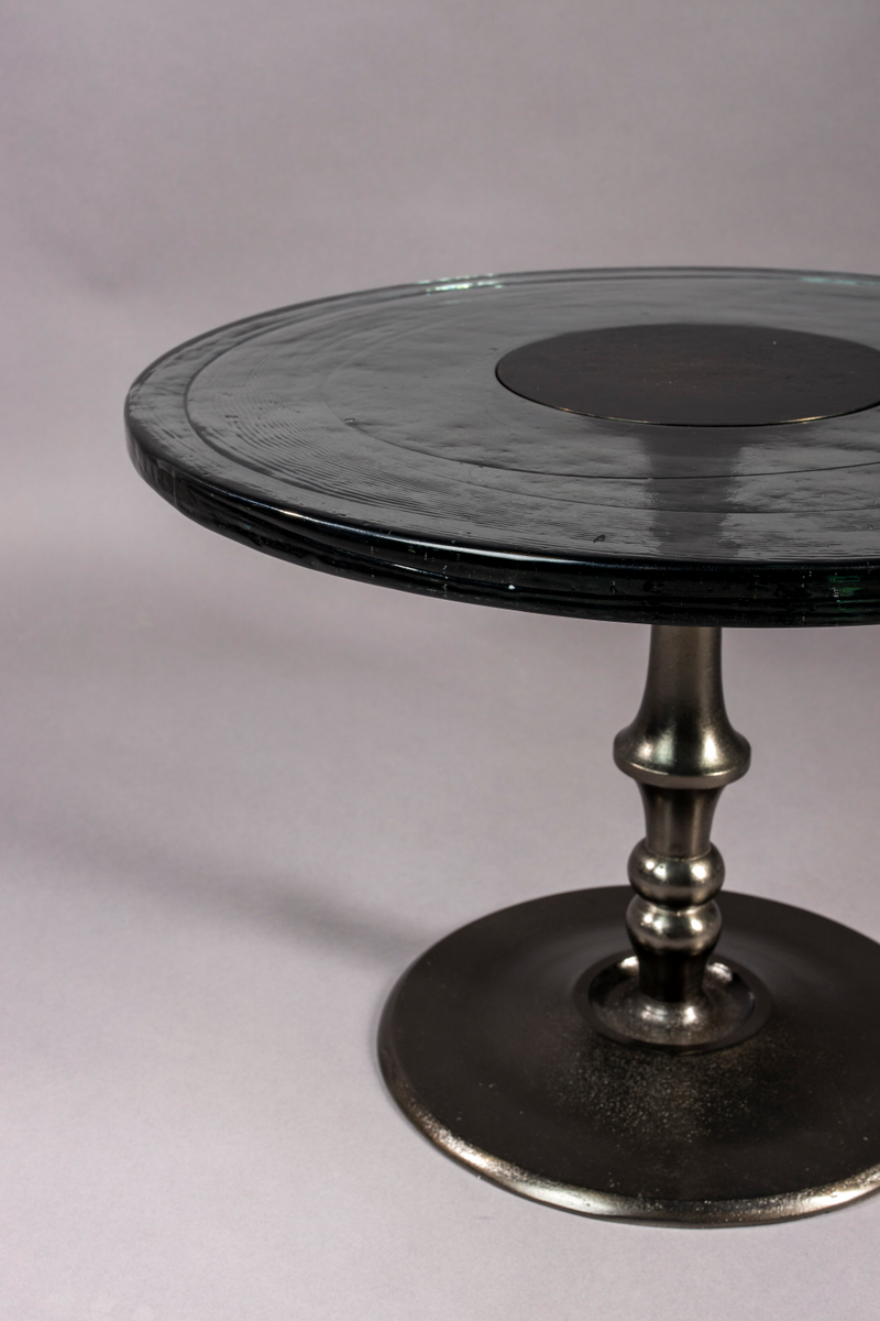Classic Pedestal Coffee Table | Dutchbone Sue | Dutchfurniture.com