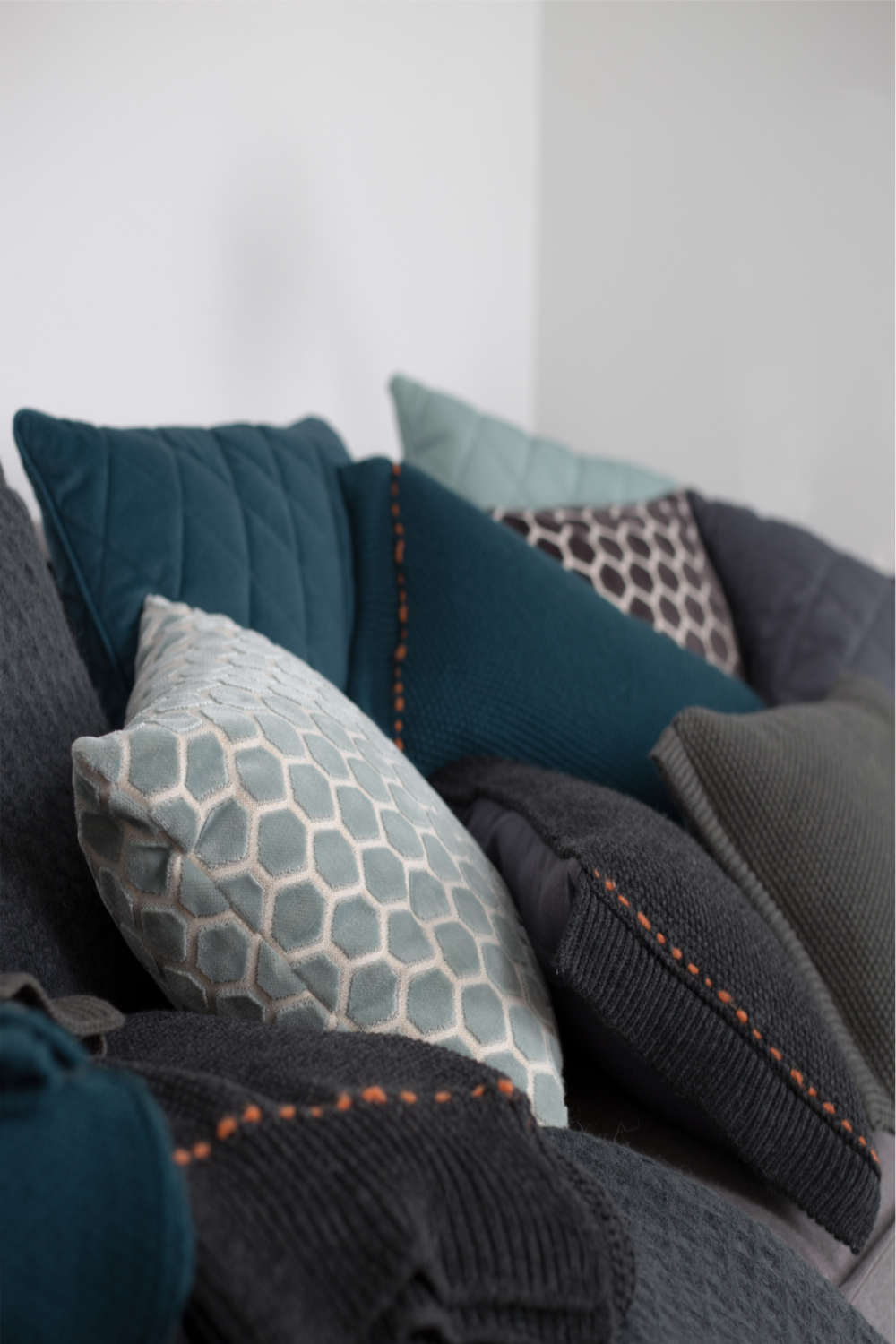 Teal Honeycomb Pillows (2) | Zuiver Monty | Dutchfurniture.com